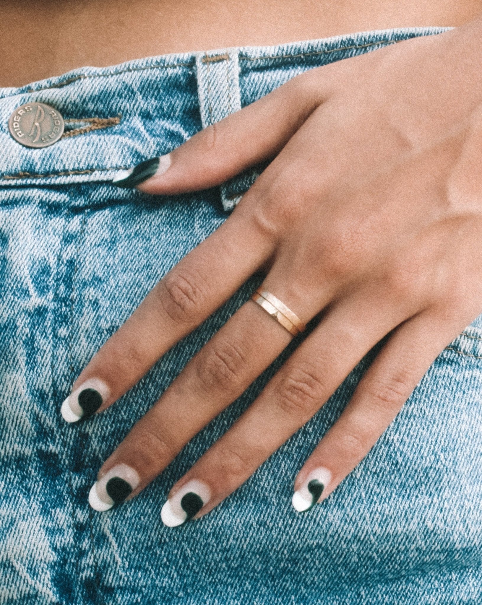HAMMERED ETERNITY BAND - DE.FINE Collection Jewelry